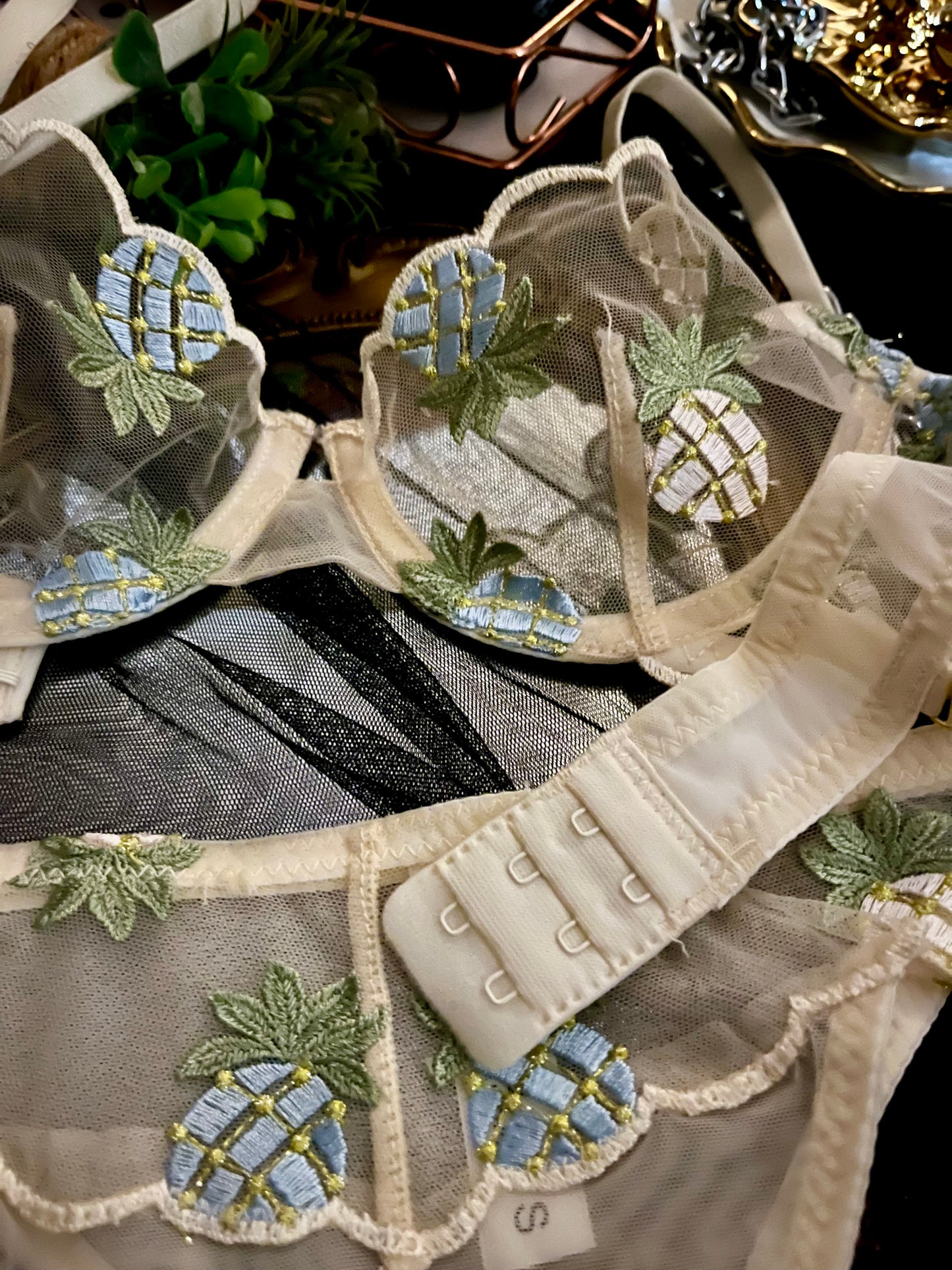 Tropical Bliss Pineapple Embrodery Cream Set